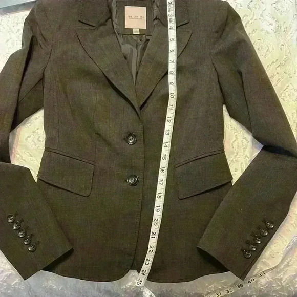 The Limited‎ Travel Collection, brown, two-button, lined women’s blazer. Size 0. - Picture 6 of 10